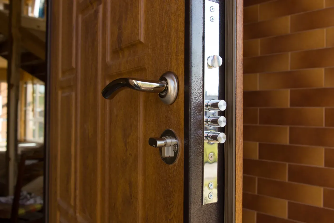Serrure multipoints sur une porte d'entrée en bois sécurisée à Carrières-sur-Seine